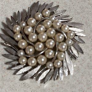 Vintage Trifari brushed and polished silver tone faux pearl broach (594)